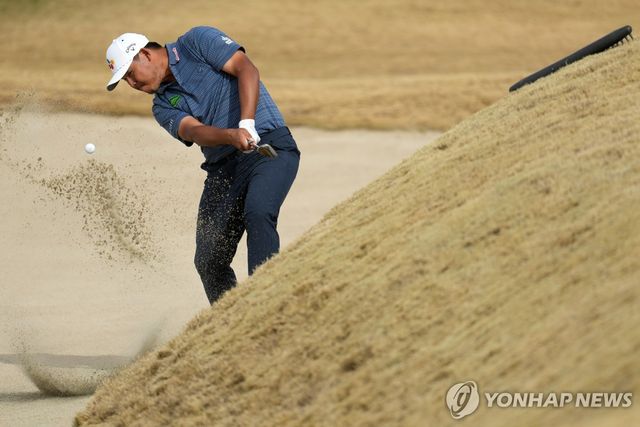 벙커샷 시도하는 김시우