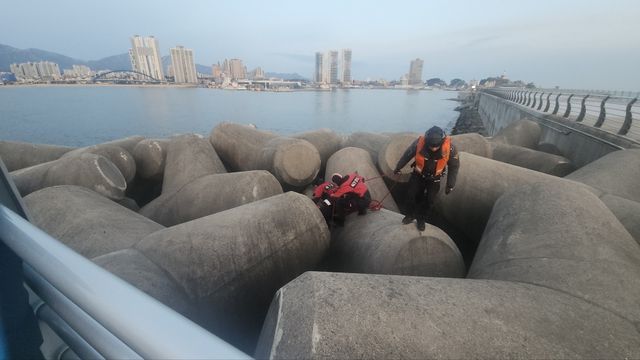 추락자 구조하는 속초해경