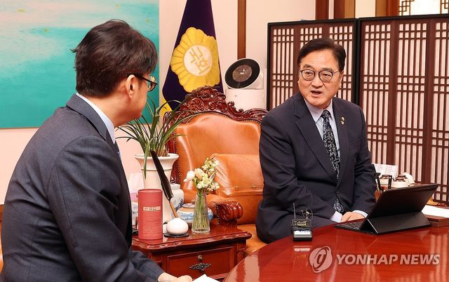 얘기 나누는 우원식 국회의장-홍익표 정무수석