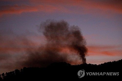 3일 베네수엘라 군사기지 푸에르테 티우나 인근에서 피어오르는 연기[로이터 연합뉴스. 재판매 및 DB 금지]