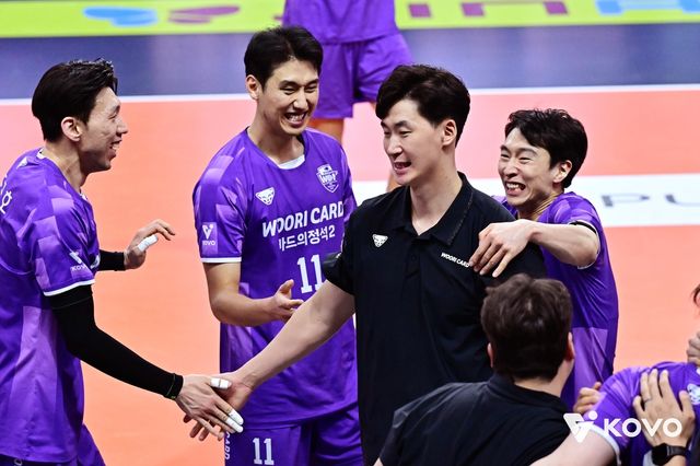 감독대행 데뷔전 승리 축하받는 박철우 우리카드 감독대행(중앙)