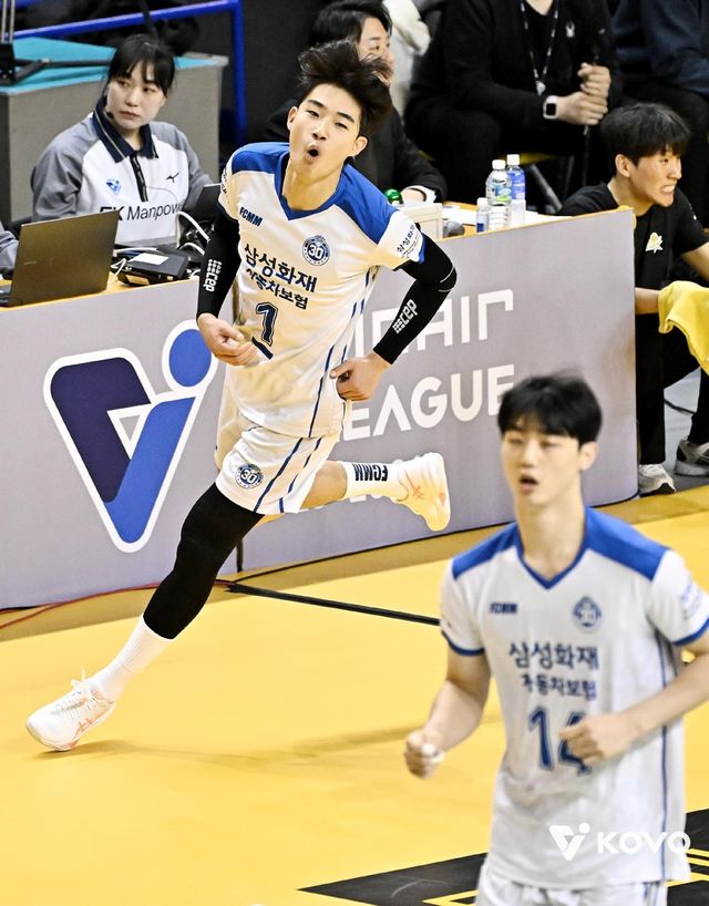 득점 후 기뻐하는 삼성화재의 김우진(뒤쪽)과 이우진