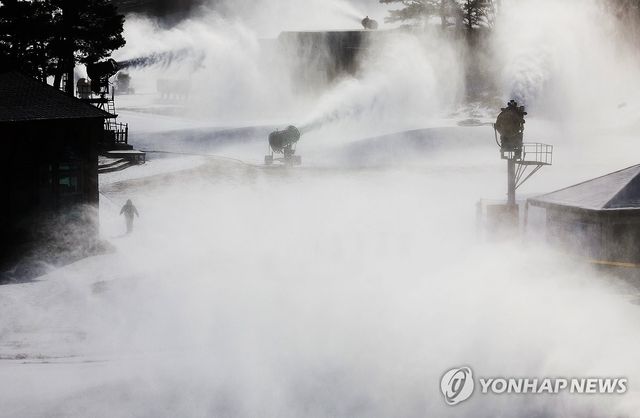 추위에 인공눈 뿌리는 스키장