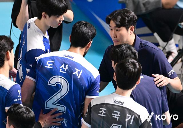 선수들과 이야기하는 고준용 삼성화재 감독대행(오른쪽)