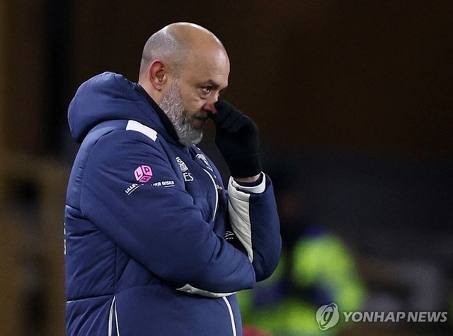 침울한 표정을 짓는 웨스트햄의 누누 에스피리투 산투 감독