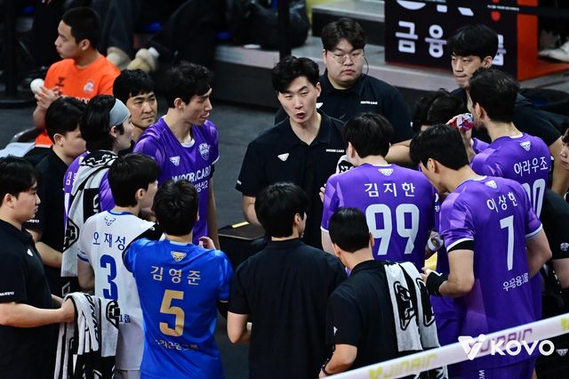 작전 지시하는 박철우 우리카드 감독대행(중앙)