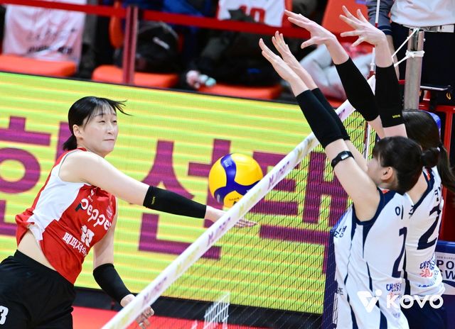 스파이크하는 페퍼저축은행의 박은서(왼쪽)