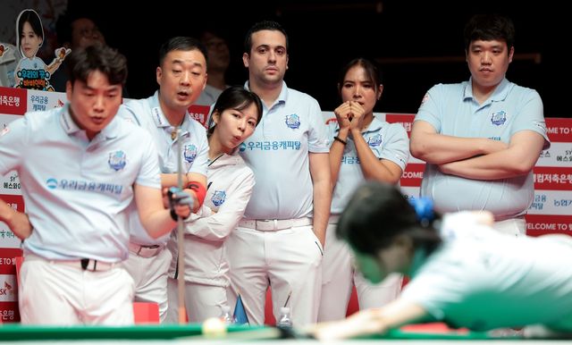 동료 경기를 지켜보는 우리금융캐피탈 선수단