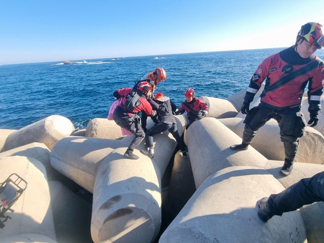 구조 작업 중인 속초해경