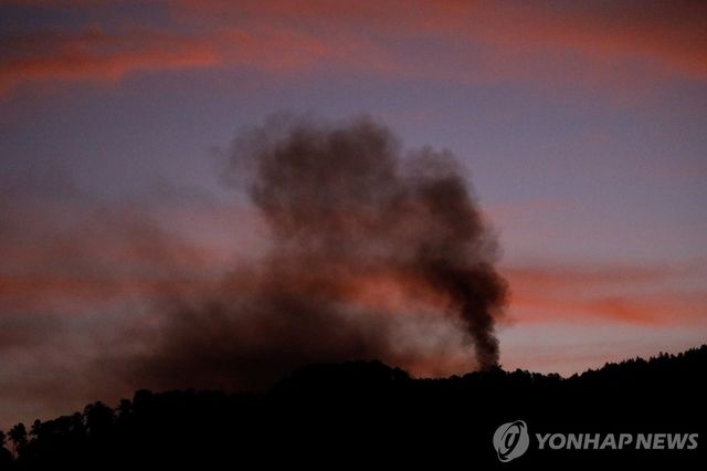 3일 베네수엘라 군사기지 푸에르테 티우나 인근에서 피어오르는 연기