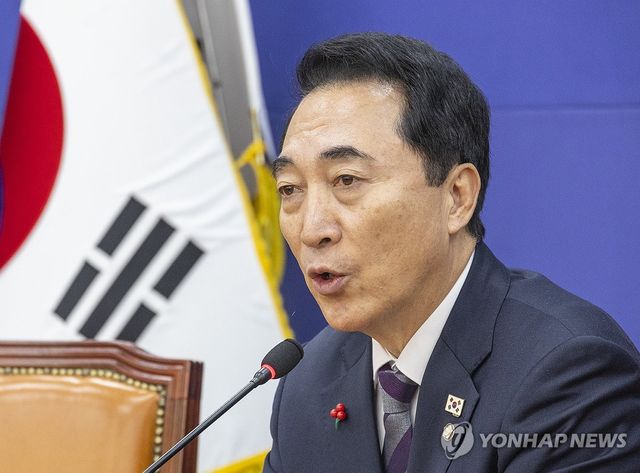 기자간담회에서 발언하는 박수현 수석대변인