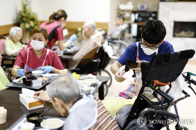도쿄 노인 요양시설에서 근무하는 베트남인