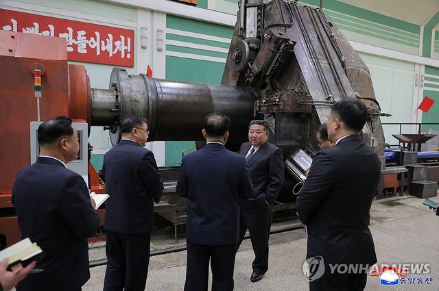 김정은, 군수 공업기업소 방문 … 생산능력 확대 지시