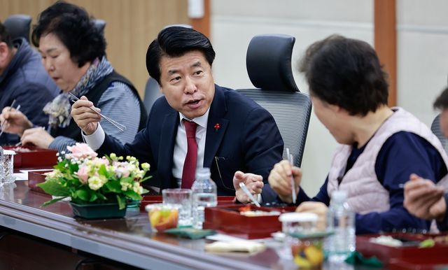 서강석 송파구청장, 청사관리 근무자들과 오찬