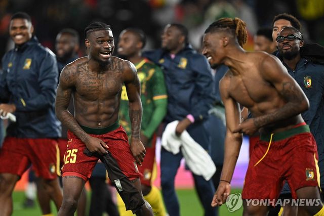 네이션스컵 16강 진출에 성공한 뒤 자축하는 카메룬 선수들