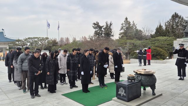 국립서울현충원 현충탑에 참배하는 참가자들 