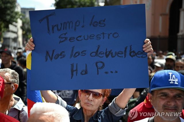 3일(현지시간) 베네수엘라 카라카스에서 미국의 마두로 베네수엘라 대통령 '납치'를 규탄하는 시위대