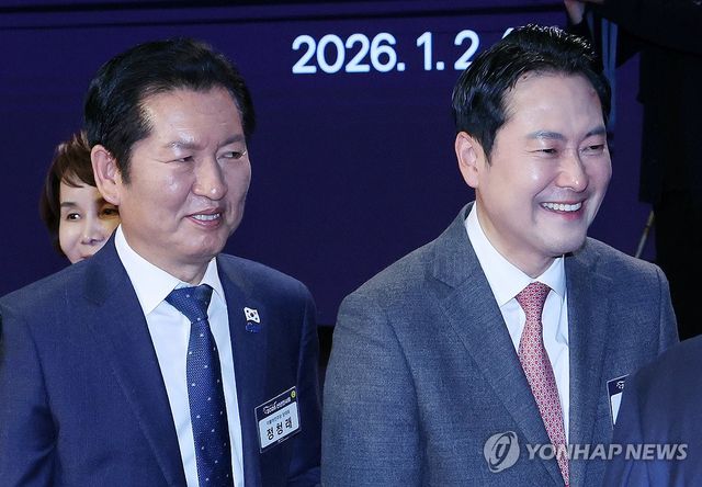 행사장 나서는 정청래, 장동혁 대표