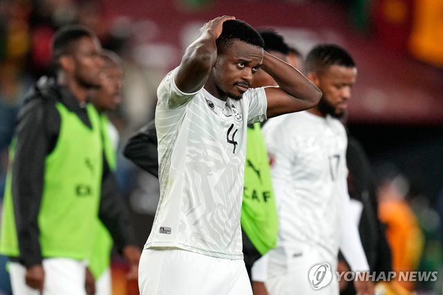 네이션스컵 16강 탈락을 아쉬워하는 남아공 선수들