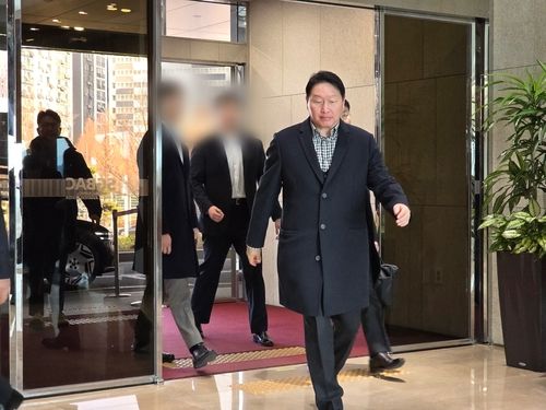 방중사절단 동행 위해 출국하는 최태원 회장