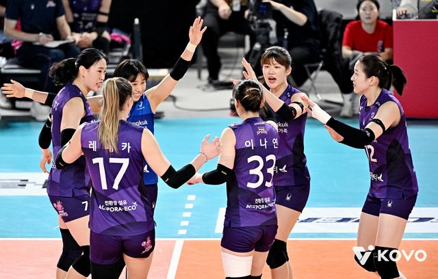 승리에 기뻐하는 흥국생명 선수단