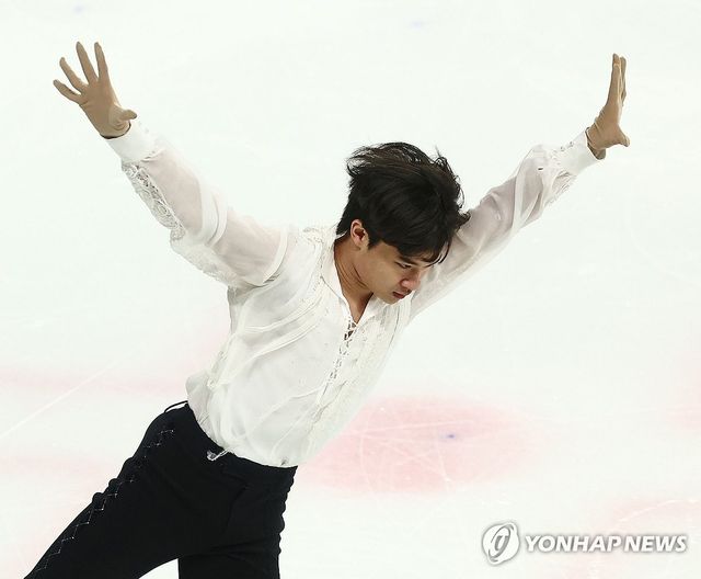 연기 펼치는 김현겸