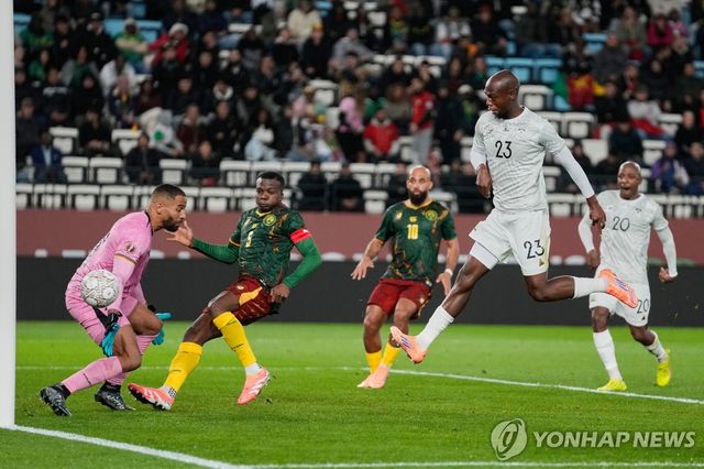 추격골을 터트리는 남아공의 에비던스 막고파