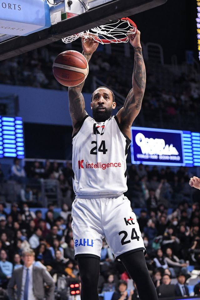 덩크슛 넣는 데릭 윌리엄스