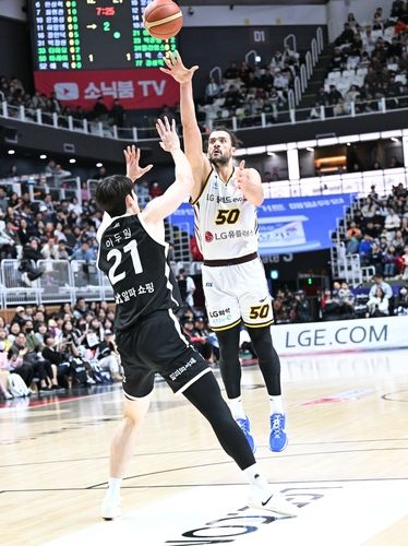 슛하는 아셈 마레이