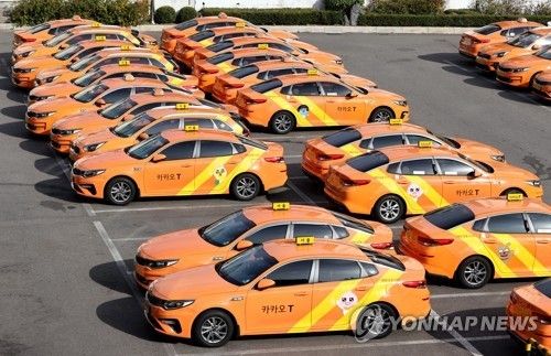 서울의 한 택시회사 차고지에 차들이 주차된 모습[연합뉴스 자료사진]