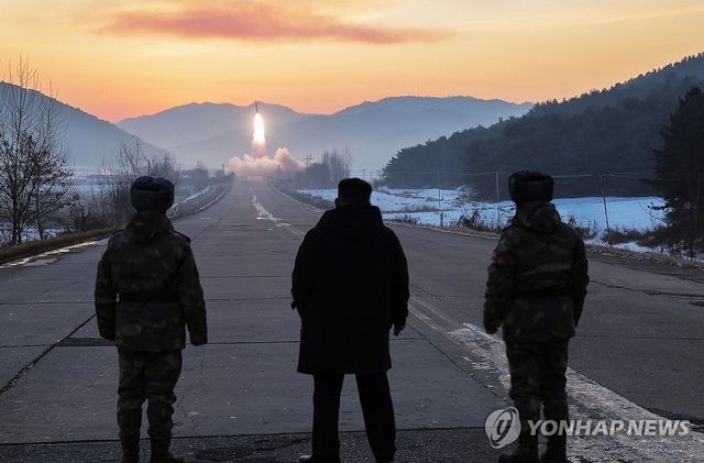 김정은, 극초음속 미사일 발사훈련 참관