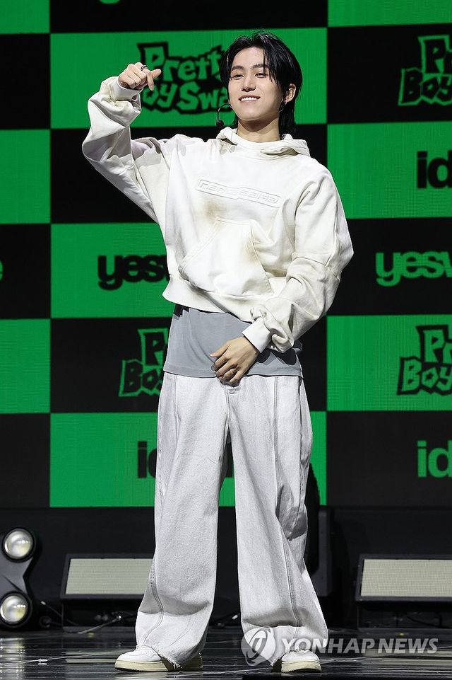 포즈 취하는 김주호