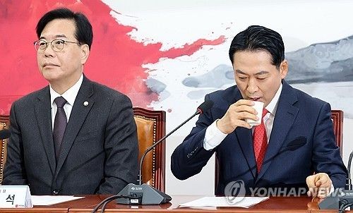 물 마시는 장동혁 대표