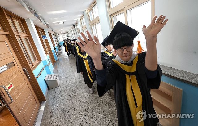 교실 떠나는 졸업생들