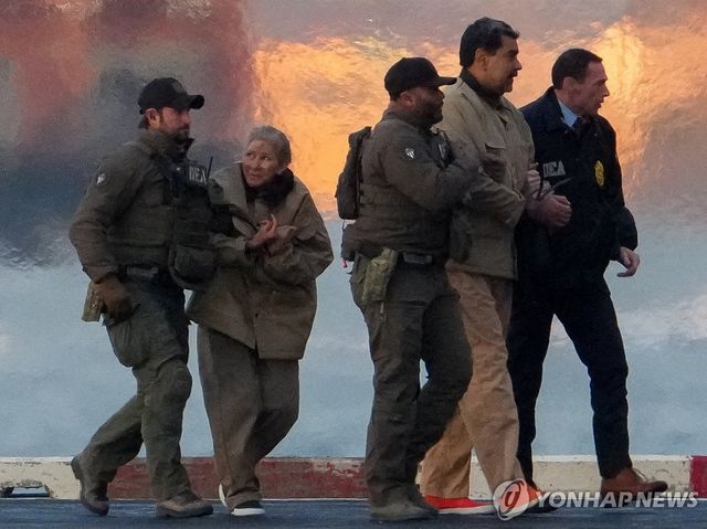 美마약단속국 요원들에 의해 법원으로 끌려가는 마두로 부부
