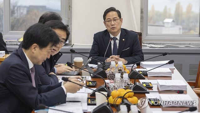 기재위 조세소위 안건 설명하는 박수영 위원장