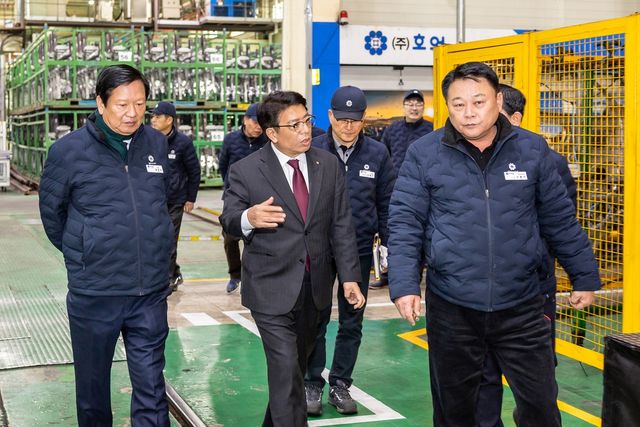 취임 첫 행보로 호원 공장 찾은 정일선 광주은행장