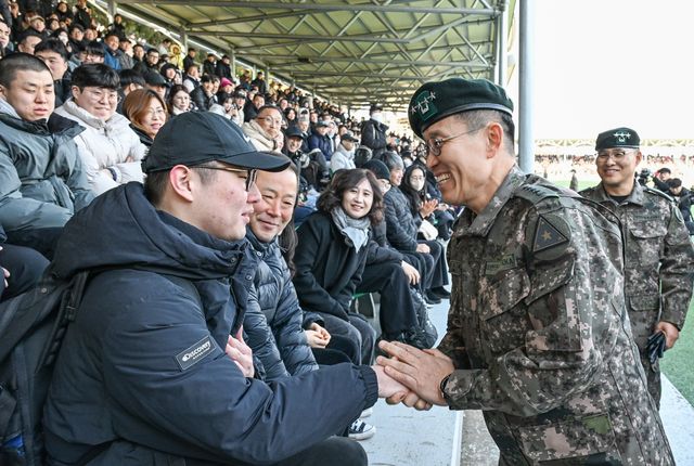 입영 장정들 격려하는 김규하 육군참모총장