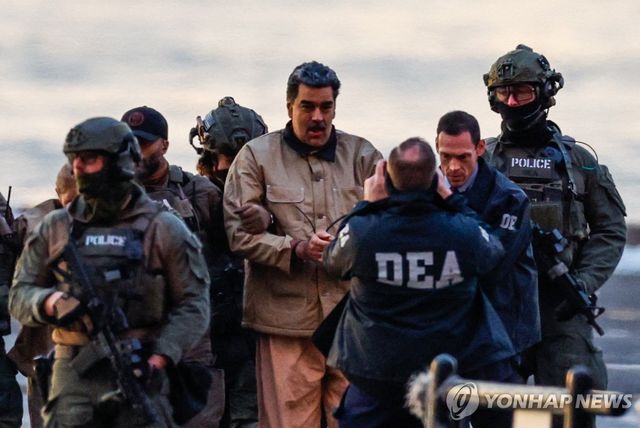 구치소서 법정으로 이동하는 마두로 