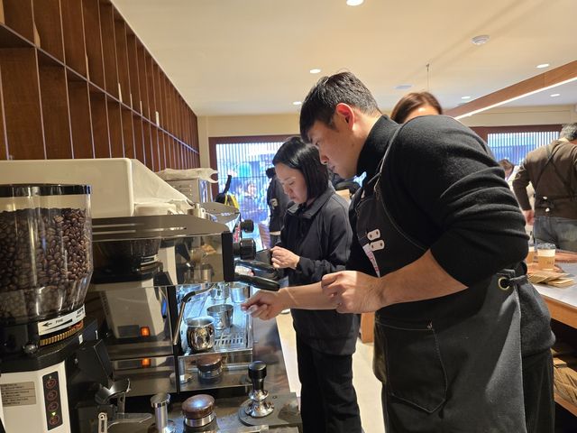 자선 카페에서 커피를 제조하는 일일 바리스타 이지영