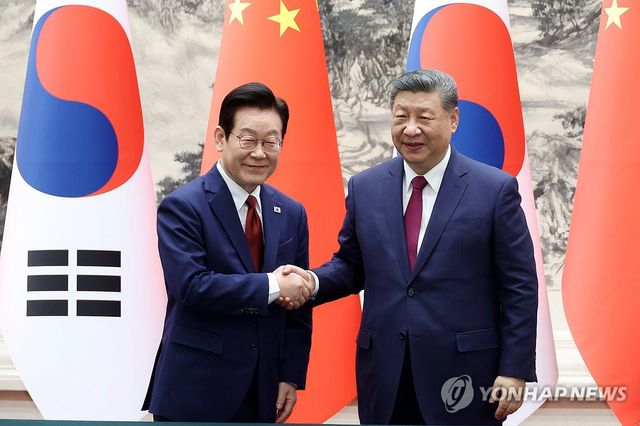 악수하는 한-중 정상