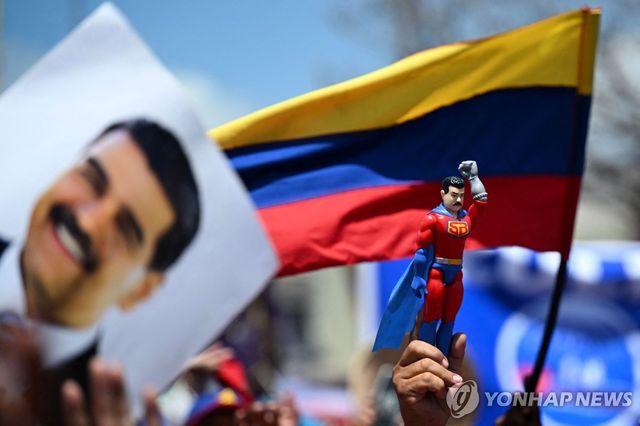 미국에 의해 축출된 니콜라스 마두로 베네수엘라 대통령의 사진과 인형 