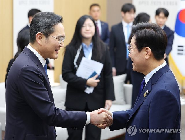 이재용 삼성전자 회장 맞이하는 이재명 대통령