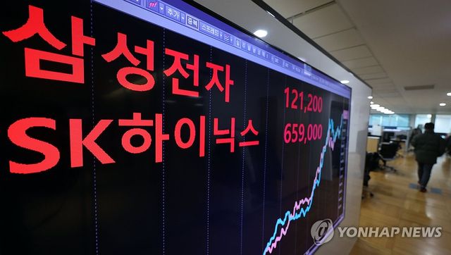 서울 종로구 연합인포맥스에 설치된 모니터에 게시된 삼성전자와 SK하이닉스 주가 현황