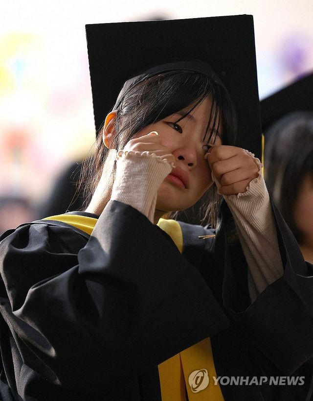 졸업식과 함께 열린 폐교식