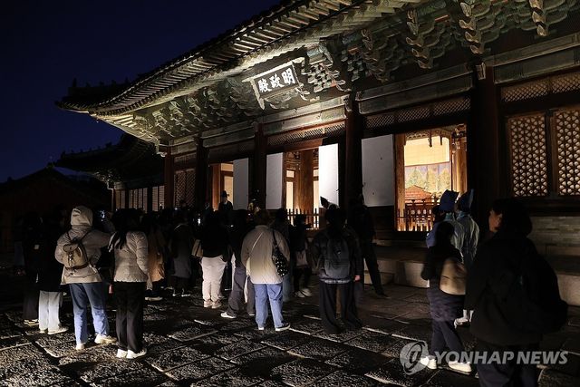 명정전 둘러보는 관람객들