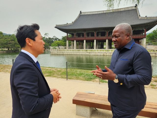 2022년 방한한 존 마하마(오른쪽) 현 가나 대통령과 대화하는 최고조 대사