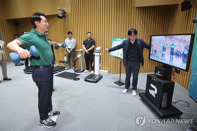 '더 건강한 서울 9988' 체력측정 기구 시연하는 오세훈 시장