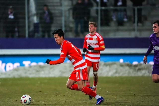 드리블하는 우니온 베를린의 공격수 정우영