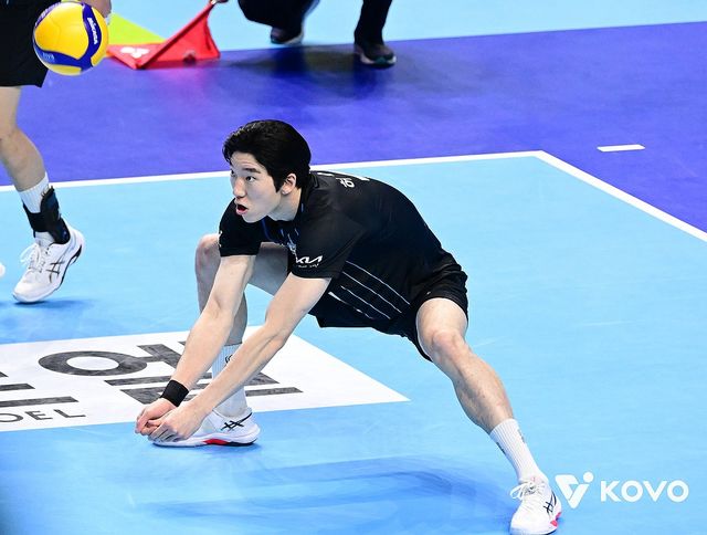 리시브하는 허수봉